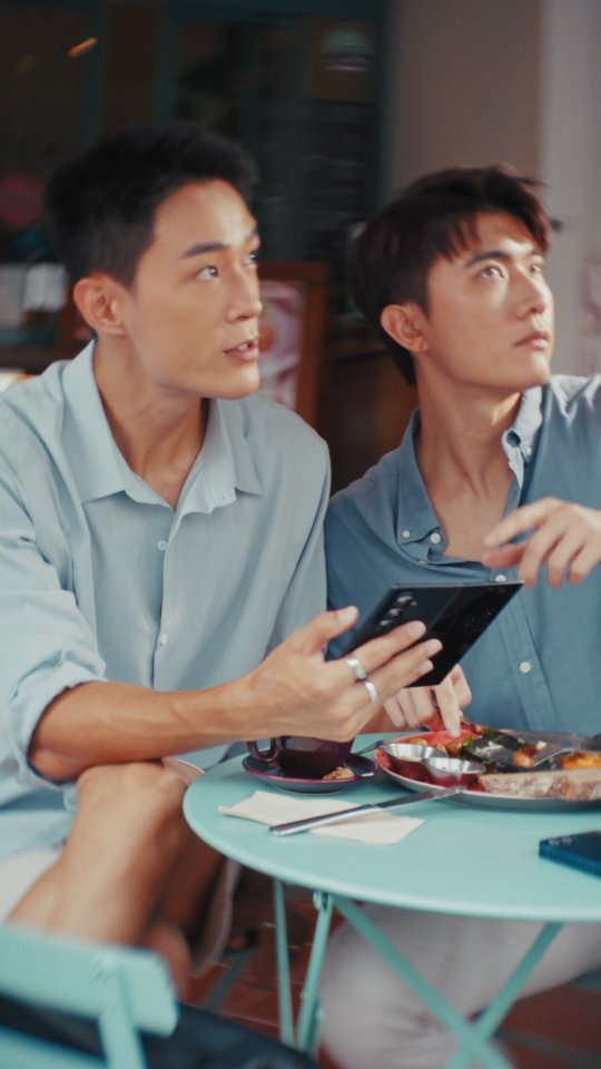 Instagram post by @zetongteoh for Samsung Singapore. Caption reads: off day tings: workout, arcade, good food, and....