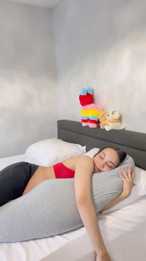 Instagram post by @madegmo for Zomee. Caption reads: Loving my new pregnancy pillow form @zomee.pump 🩵....