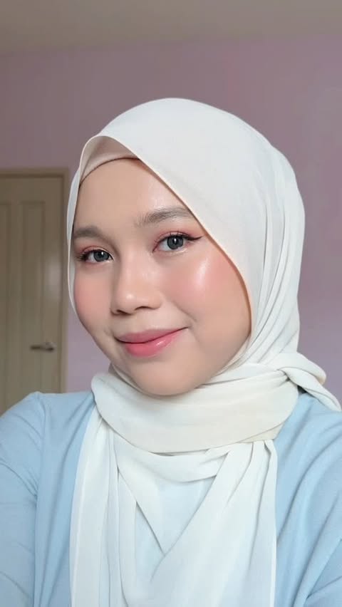 Instagram post by @__.kiys for Glad2Glow Malaysia. Caption reads: Your skin but glowier ✨ Obsessed with how natural....