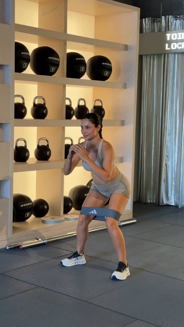 Instagram post by @esracaparr for Oysho. Caption reads: yeni spor salonumda ilk video 🧿 spor videolarıma....