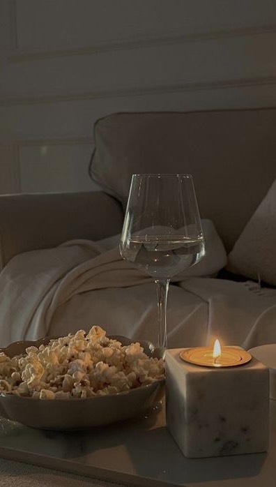 Instagram post by @elyanaaedtravel for Undiz Family. Caption reads: De ‘Netflix & chill’ à ‘Football & chill’ with my....