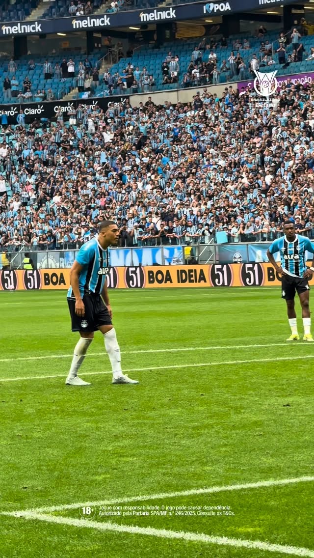 Instagram post by @ogremiocopeiro for Betano. Caption reads: O GOL DO GRÊMIO! DE NOVO ELE: CARLOS VINICIUS! DE....