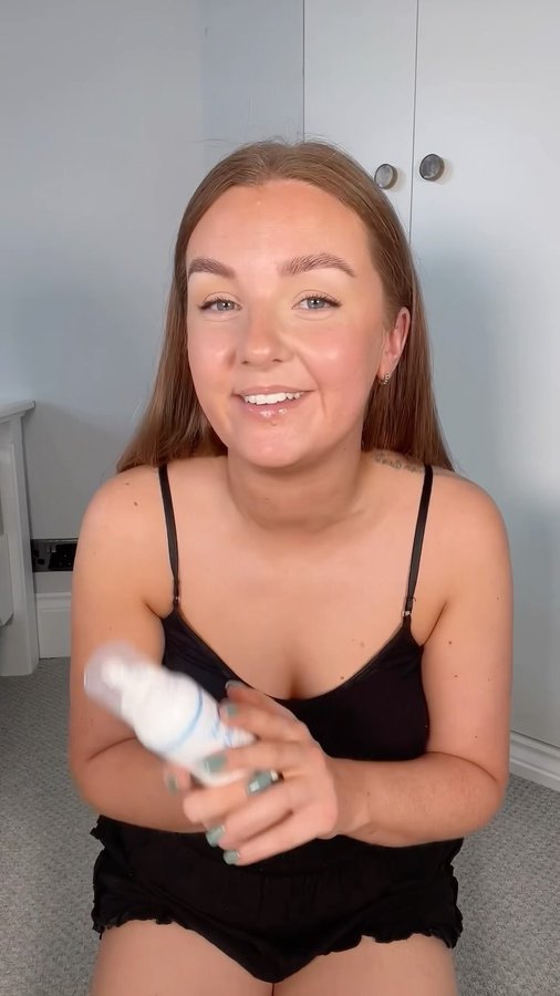 Instagram post by @beautybybelinda for Skinny Tan. Caption reads: Full fake tan routine for my pale skin using my....