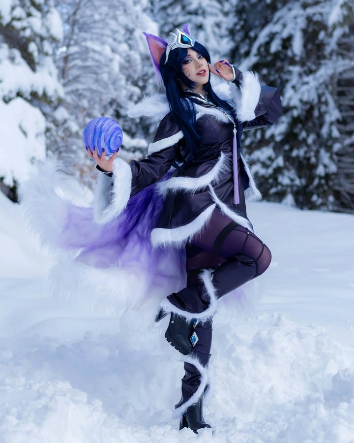 Instagram post by @misskuruta for Uwowo Cosplay. Caption reads: 💙𝓜𝓲𝓭𝓷𝓲𝓰𝓱𝓽 💙
Winter is coming again, so....