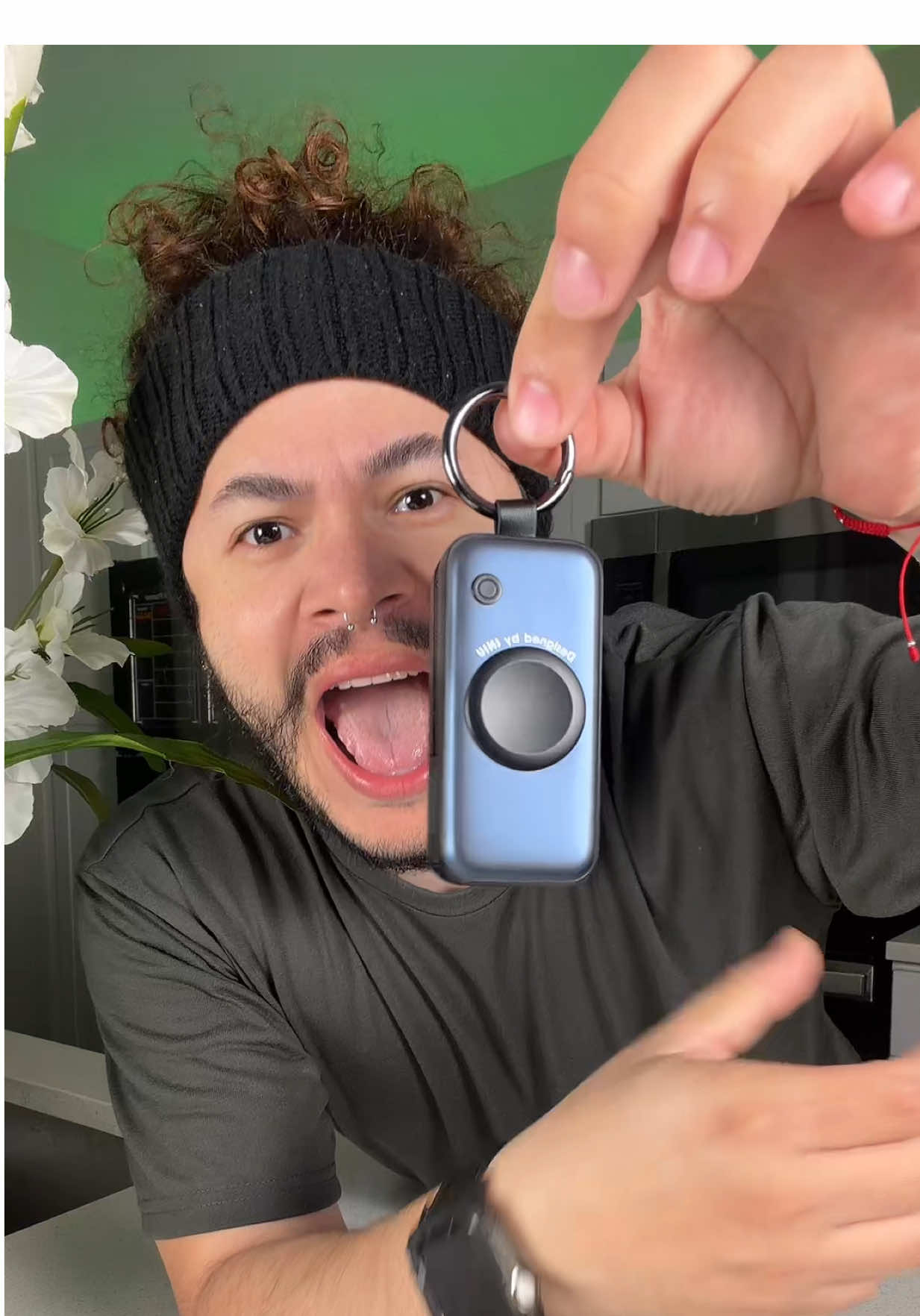 TikTok post by @joelslime for INIU. Caption reads: Power Bank para Apple Watch ⌚️ #powerbank #iniu....
