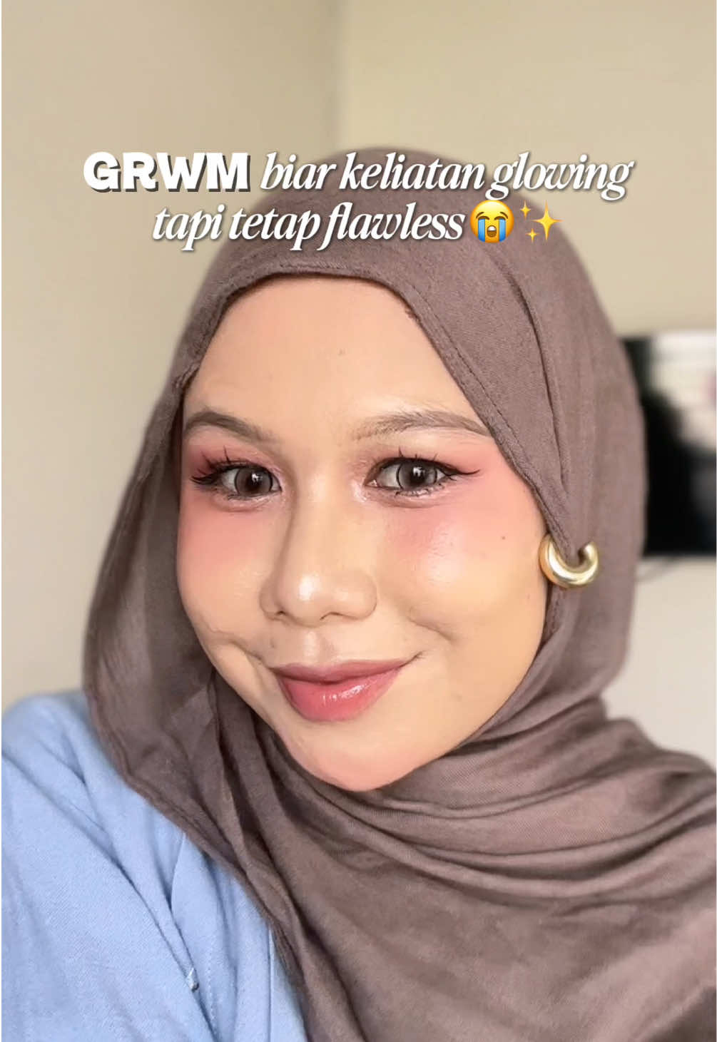 TikTok post by @nisaayp_ for Make Over. Caption reads: [...] nih?? 👀 #grwm #cushion #settingspray....