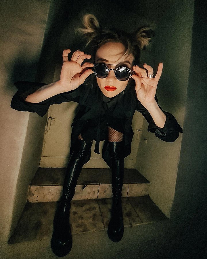 Instagram post by @vladislav_seleznev for MOHITO. Caption reads: STREET PHOTO SESSION
•••
md :....