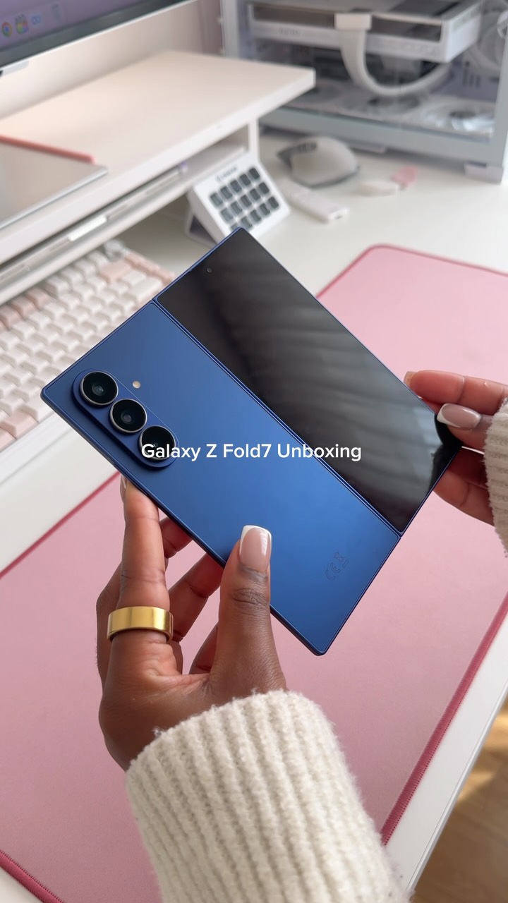 Instagram post by an influencer for Samsung UK. Caption reads: [...] to try out 💙 #galaxyai #samsunguk....