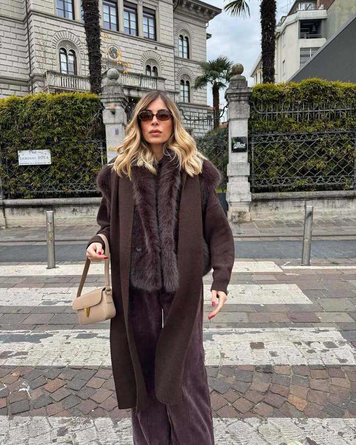 Instagram post by @elenagiadaa for ViCOLO. Caption reads: Un orsetto a Milano 🧸
Total look @vicolo.official....