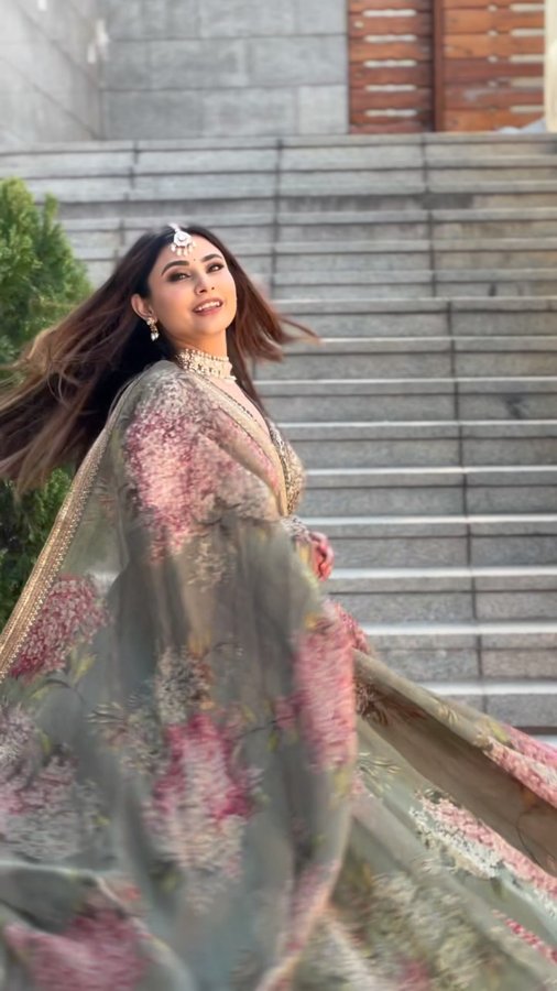 Instagram post by @ishitasalujaimageconsultancy for Sabyasachi. Caption reads: It’s not an outfit it’s an....