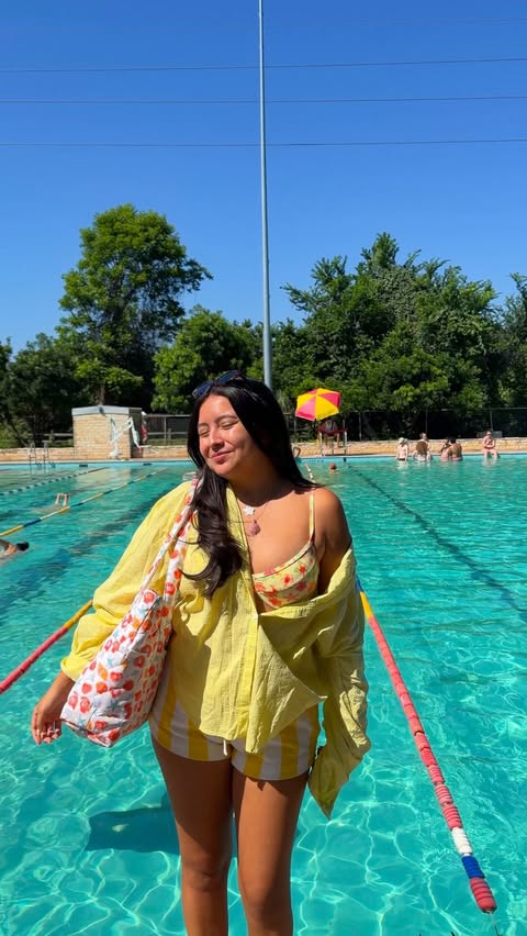 Instagram post by @mel.amartinez for BUBBL'R. Caption reads: [...] days in the sun with friends and....