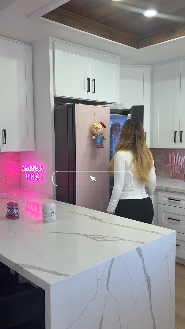 Instagram post by @lifesbetterwithkat for Arrae. Caption reads: What I eat in a day to maintain ⌛️😋 @arrae....