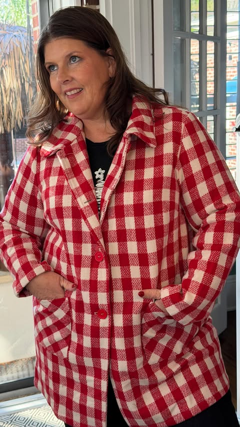 Instagram post by @pots_pans_priscilla for BloomChic. Caption reads: In winter are you a heavy coat person or do you....