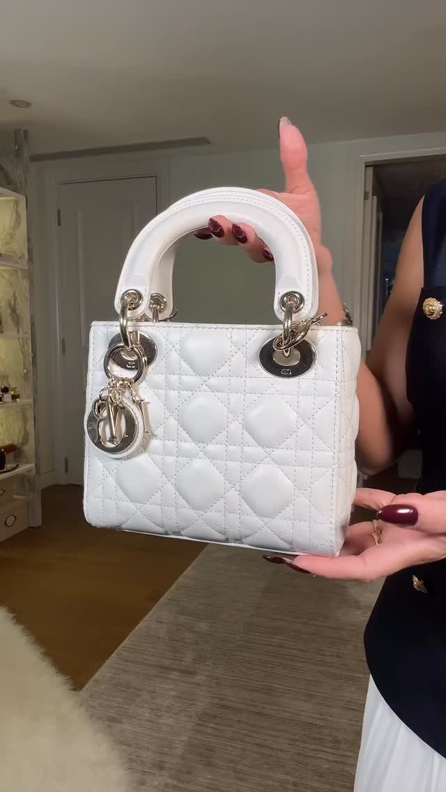 Instagram post by @goozdeyle for SELF-PORTRAIT. Caption reads: 🤍🤍🤍

#navyandwhite reklam.