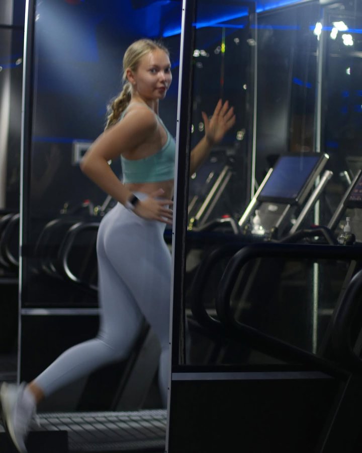 Instagram post by @emiliaamccarthy for Sweat and Tonic. Caption reads: some of my moods in the @sweatandtonic HIIT room,....