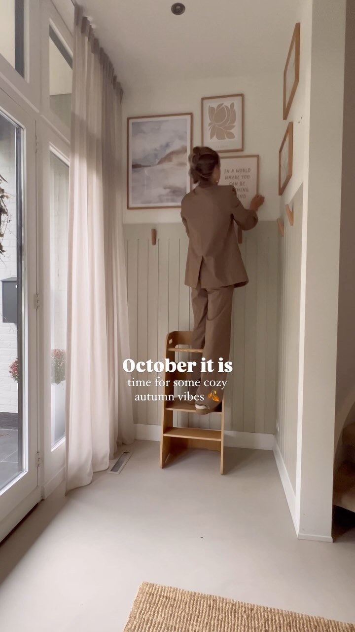 Instagram post by @charisathome for Poster Store. Caption reads: October it is 🍂

Huh, het is al oktober? Toch....