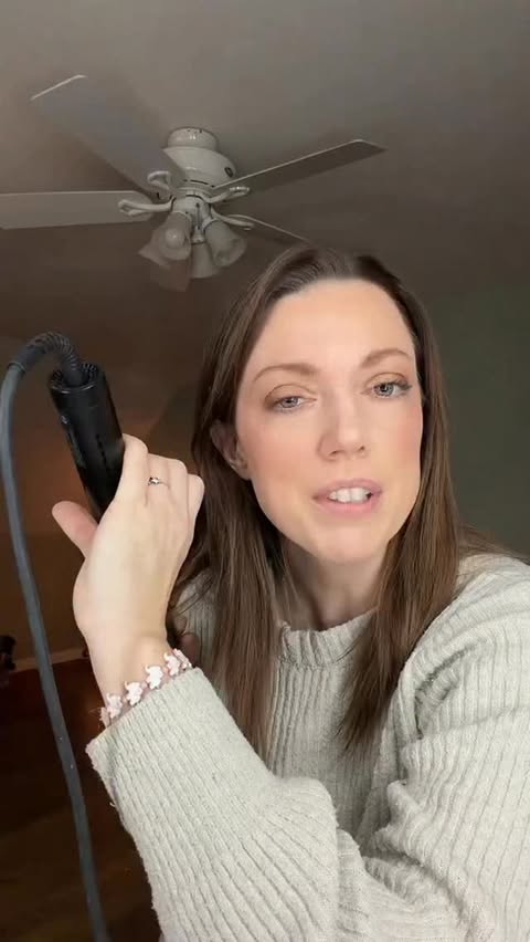 Instagram post by @thebennettbus for UScellular. Caption reads: [...] is magical… and expensive 🎄 

@uscellular....