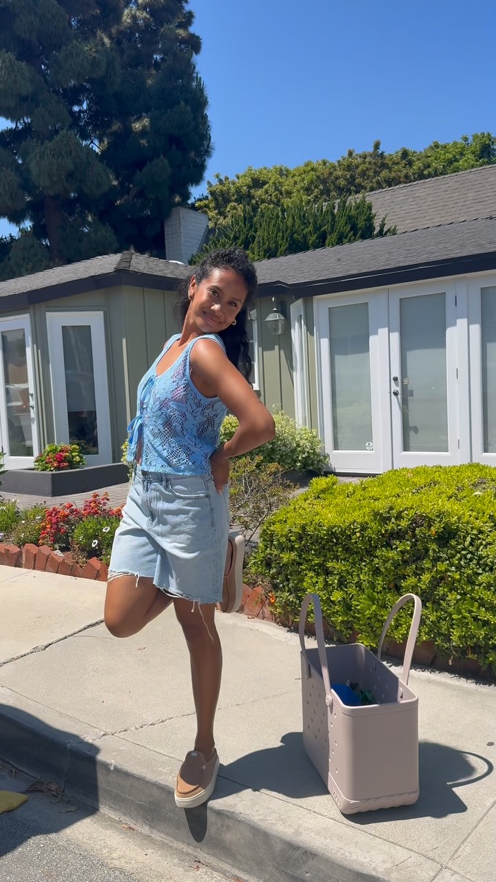 Instagram post by @rachelmariean for Buckle. Caption reads: A summer shoe you can style 4 different ways ☀️....