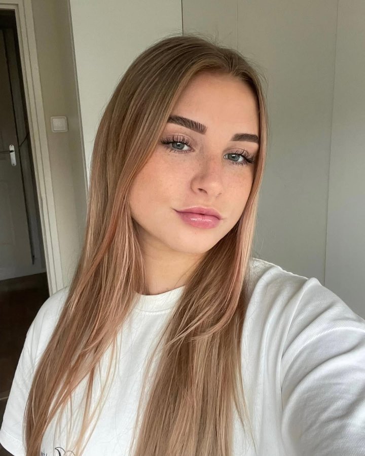 Instagram post by @naomivaneeren_ for Wehkamp. Caption reads: I used the new Color Fresh Mask in Peach Blush! 🍑....