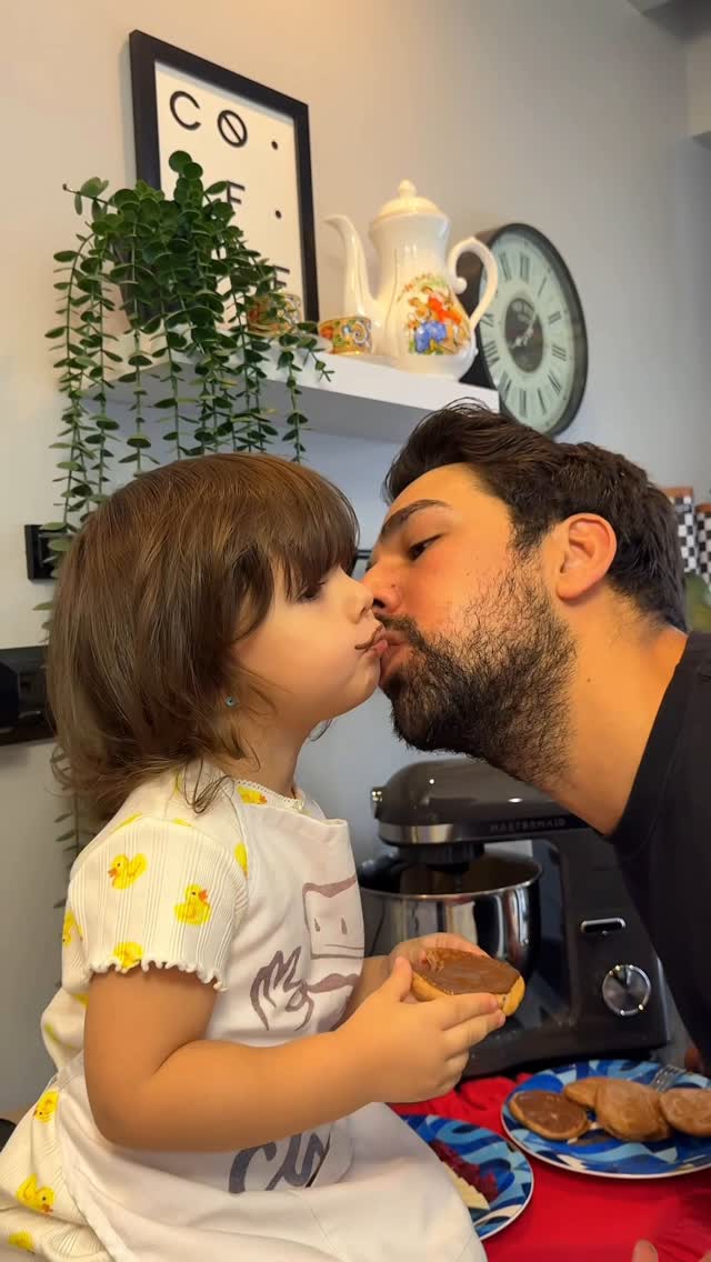 Instagram post by @ferahveeannesi for Karaca. Caption reads: Baba-kız mutfakta pankek şovu 🥞💫
1500W gücüyle....