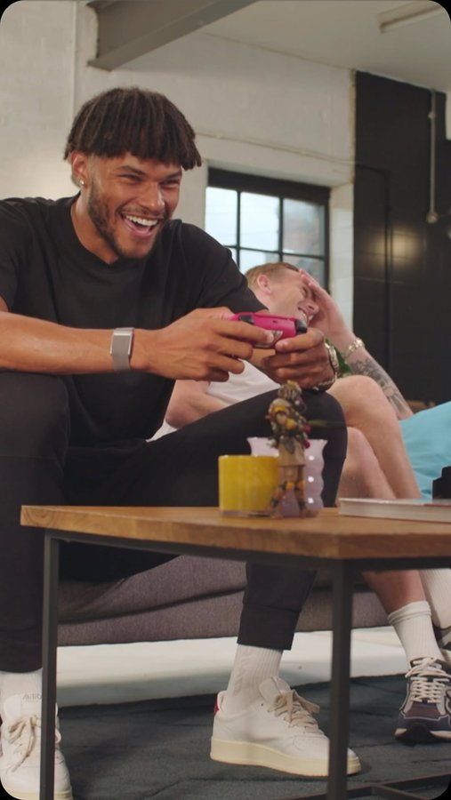 Instagram post by @tyronemings for Apex Legends. Caption reads: [...] while playing the new season of Apex....