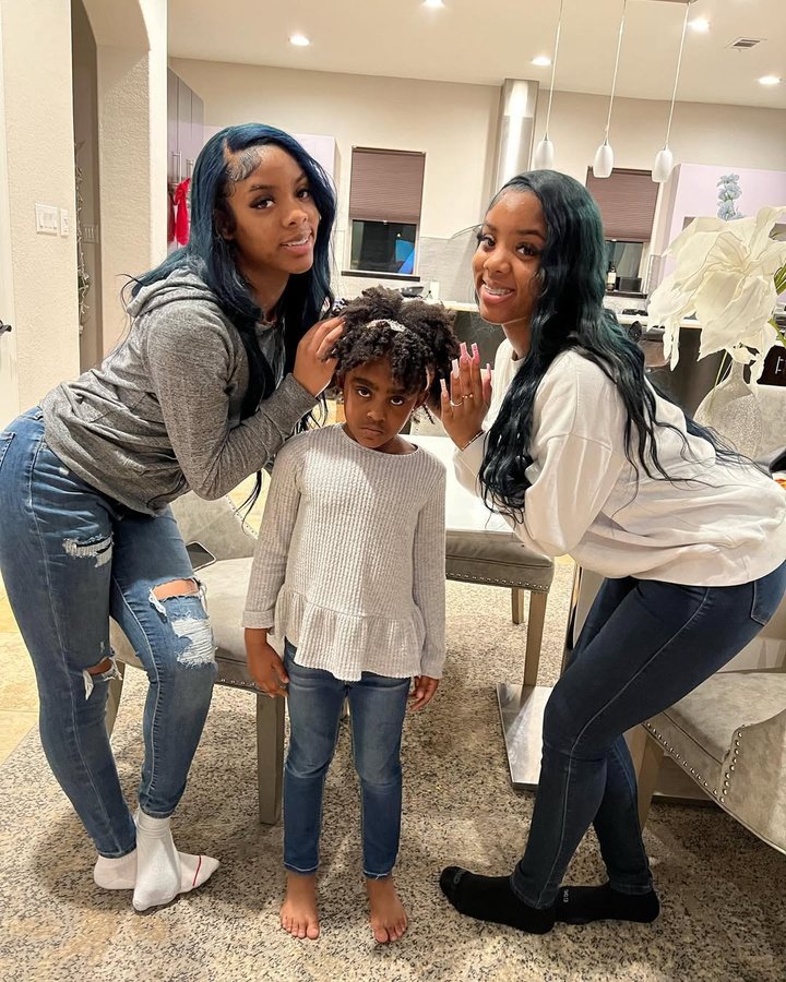 Instagram post by @tm.twins for En Love Beauty. Caption reads: [...] doesn’t like us touching her hair😂....