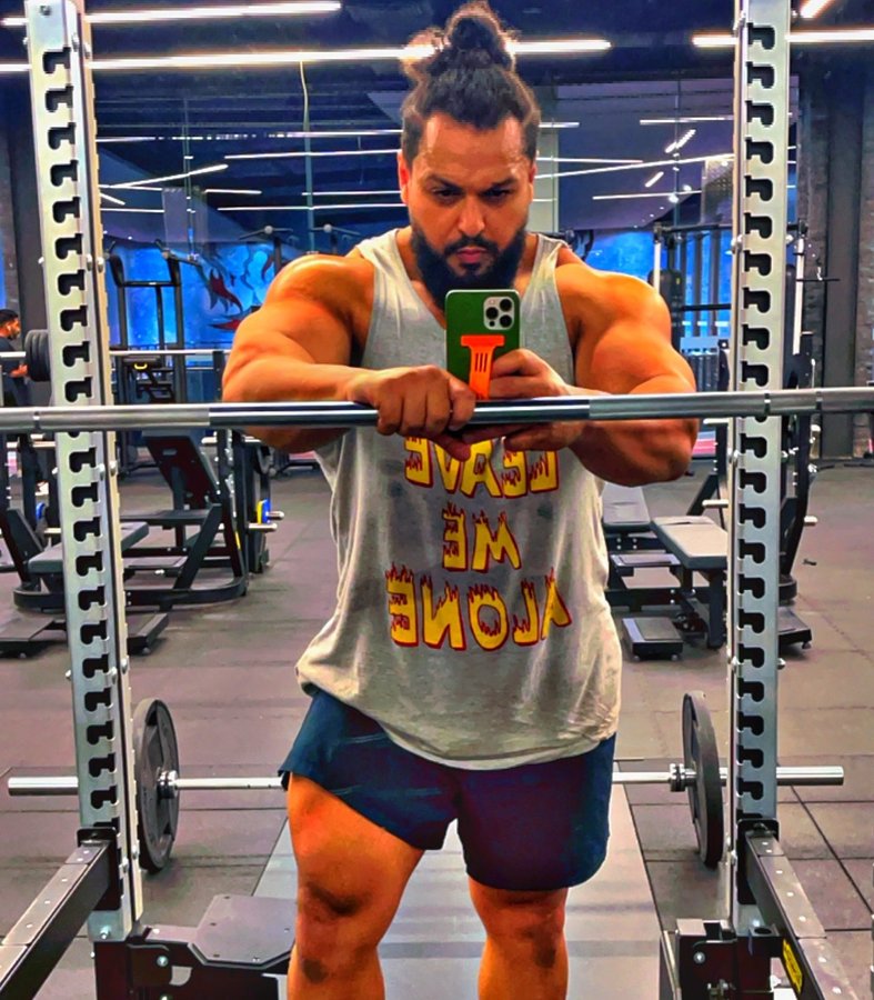 Instagram post by @big.tawfeg for SQUATWOLF. Caption reads: [...] by @tamsports_sa الوكيل الحصري ل @squatwolf....