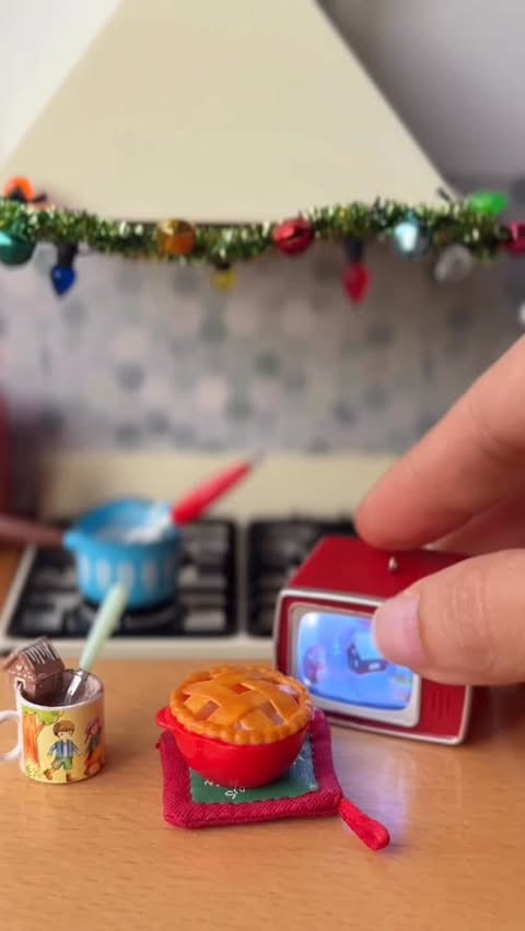 Instagram post by @meecat for Le Creuset. Caption reads: Hot chocolate with a gingerbread mug hugger,....