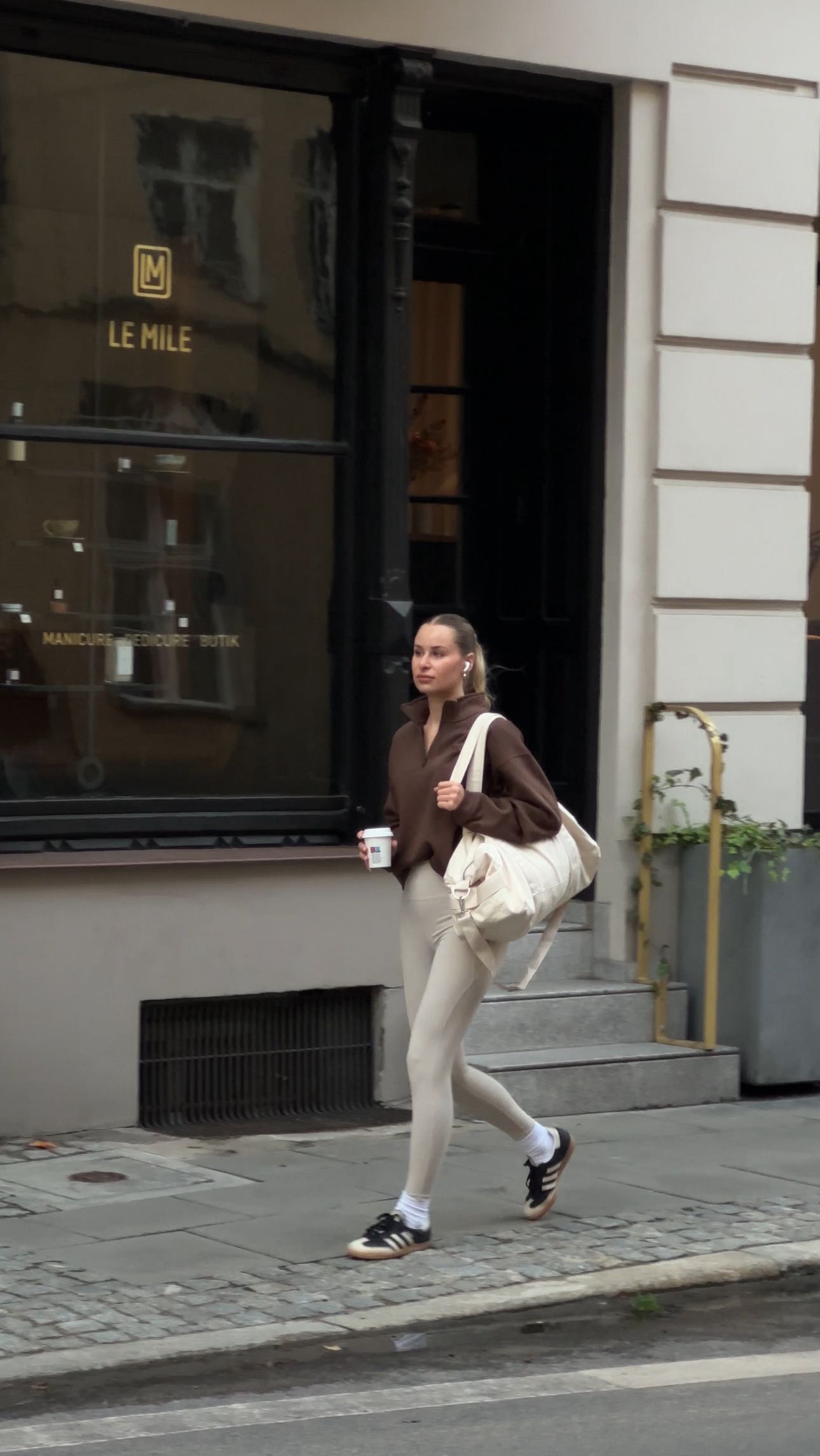 Instagram post by @sz.kornelia for MODIVO. Caption reads: [...] with @reebok x @chodakowskaewa 🤍
@modivo....