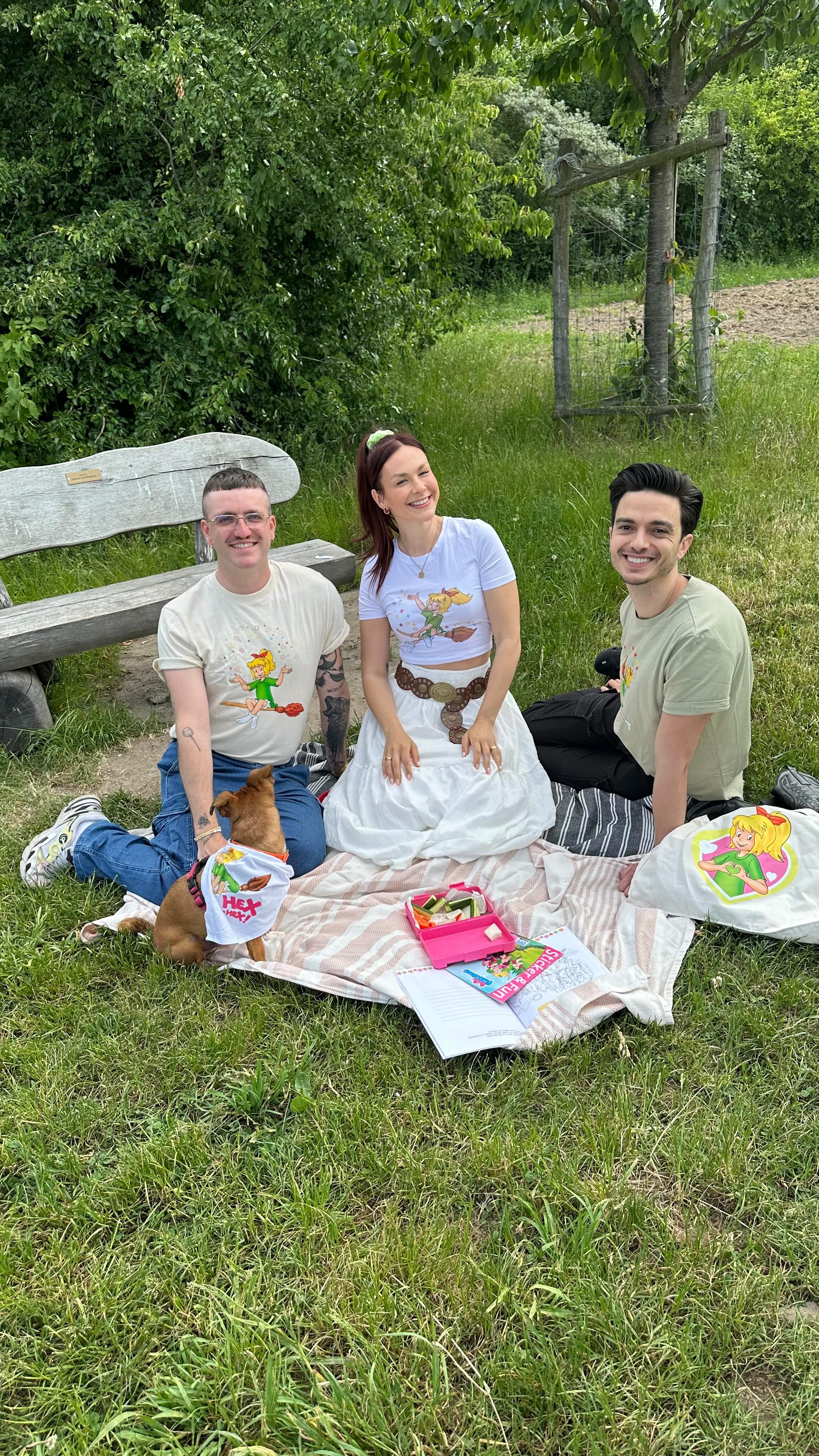 Instagram post by @jenxxxo for Spreadshirt. Caption reads: ✨ A Day in the Life einer modernen Hexe ✨

Kann....