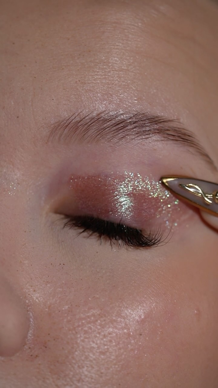 Instagram post by @badtothebrow for Beauty Creations MX. Caption reads: These are soooo good I might need them all....