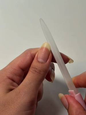 TikTok post by @graceful.han for Esmalte Colorama. Caption reads: [...] #nailsathomecheck @MakarttOfficial @Esmalte....