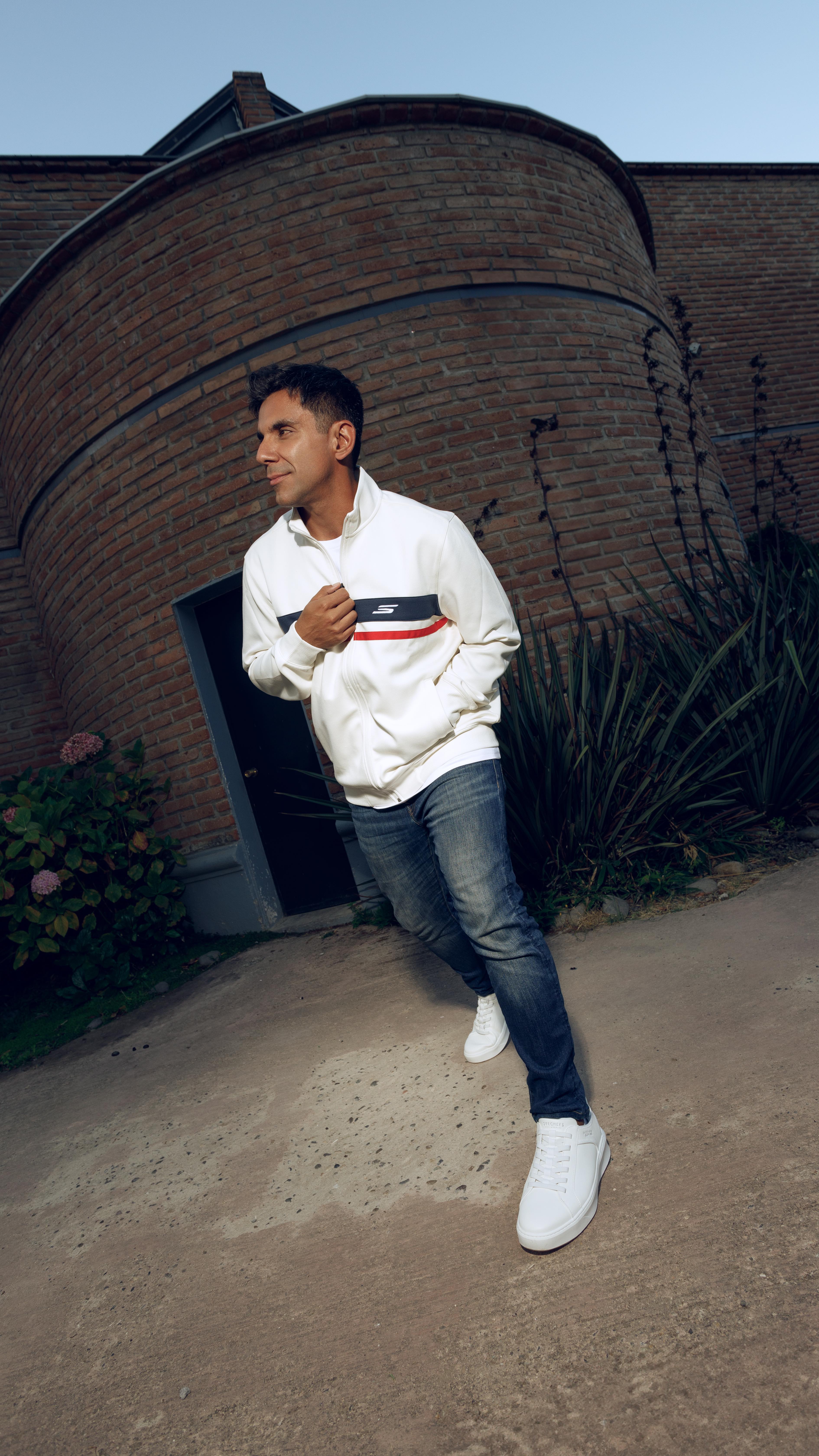 Instagram post by @jpqueralto for Skechers Chile. Caption reads: Hoy queremos destacar un look que está más allá de....