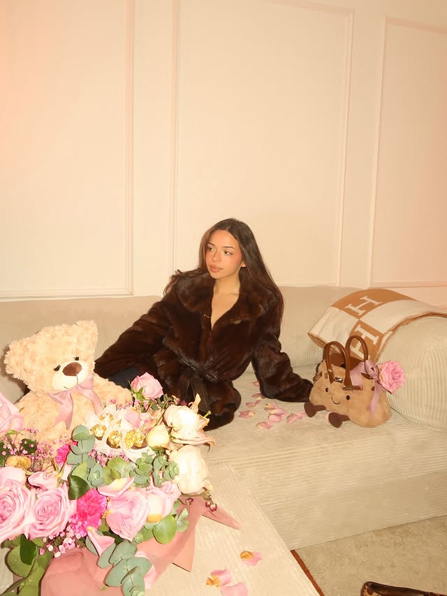 Instagram post by @imauppa for OMHU. Caption reads: O meu sítio favorito da casa❣️ @omhu_cph....