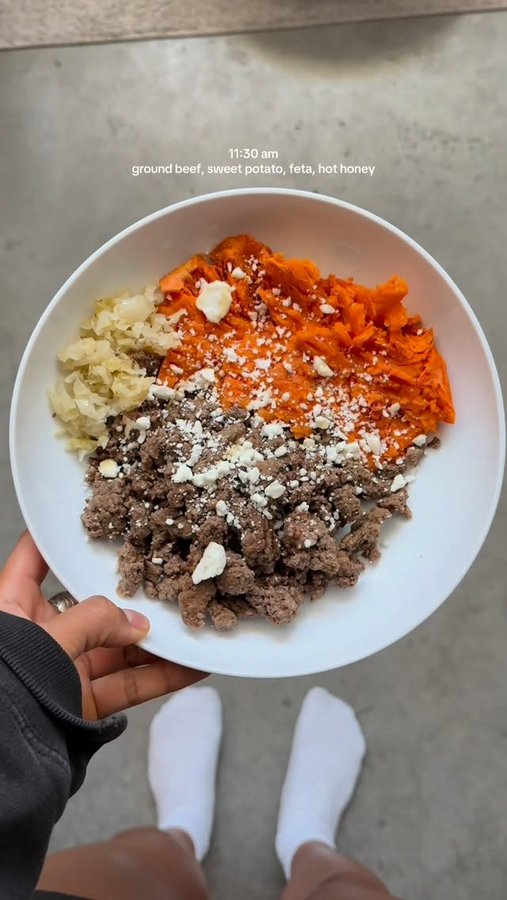 Instagram post by @oliviajewelfit for Lakanto. Caption reads: what i eat in a day 🥝🥑🥒

breakfast- egg....