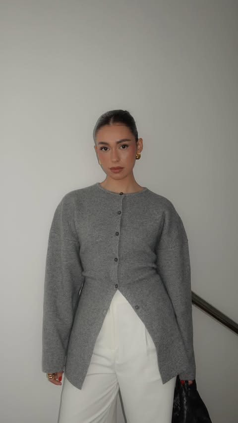 Instagram post by @indiraramosf for DISSH. Caption reads: minimal but chic w @dissh 🤍

#ootd #dissh publi.