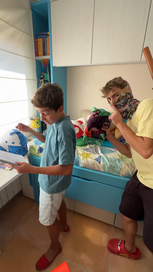 Instagram post by @mikeltube for Sharpie. Caption reads: #publicidad #vueltaalcole @dymo @sharpie_spain....