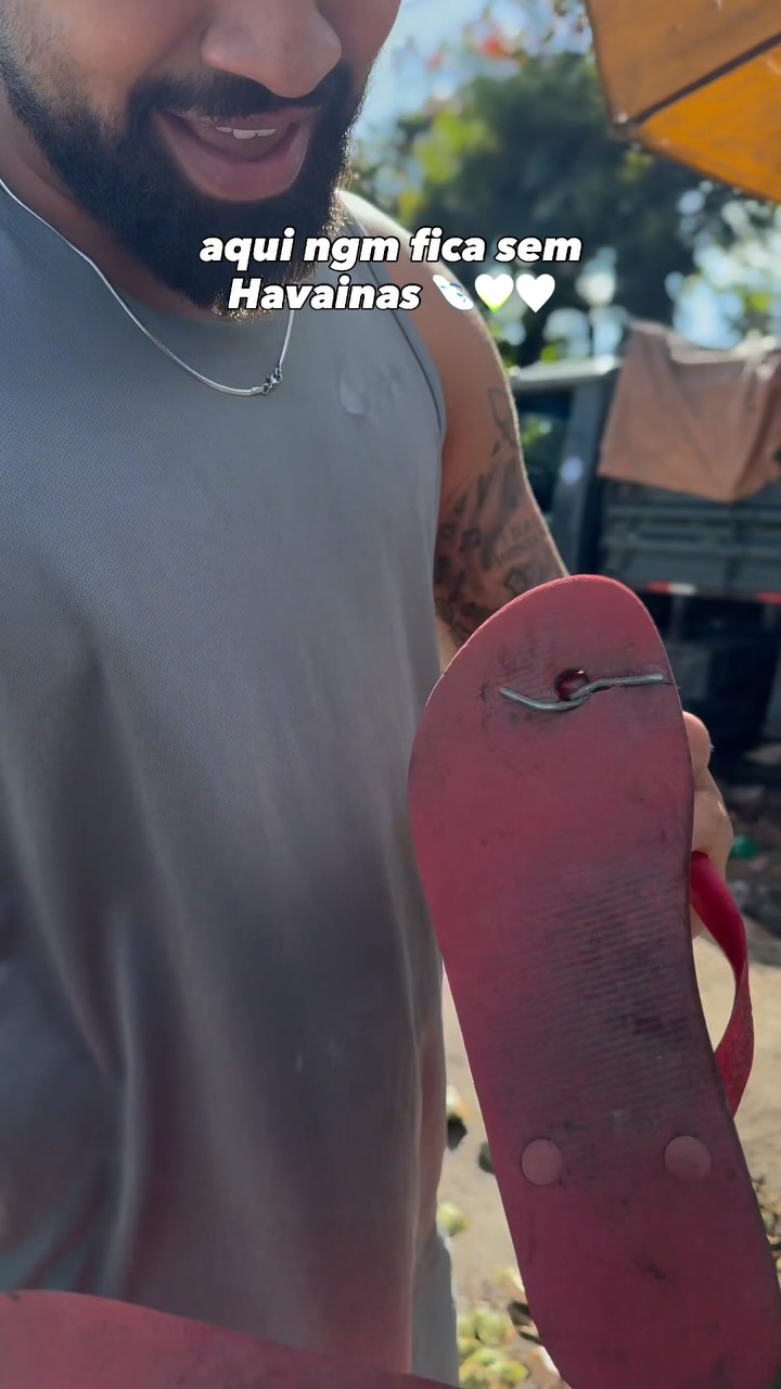 Instagram post by @somdefaculdade for Havaianas. Caption reads: TODO MUNDO USA 🩴💔 @havaianas.