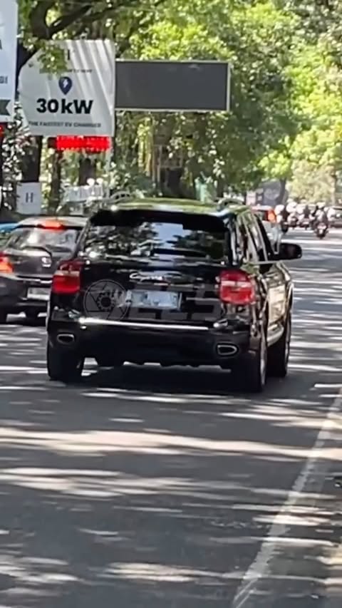 Instagram post by @exoticcarsbandung for Porsche. Caption reads: Teriakannya itu loh 😍

#porsche #cayenne....