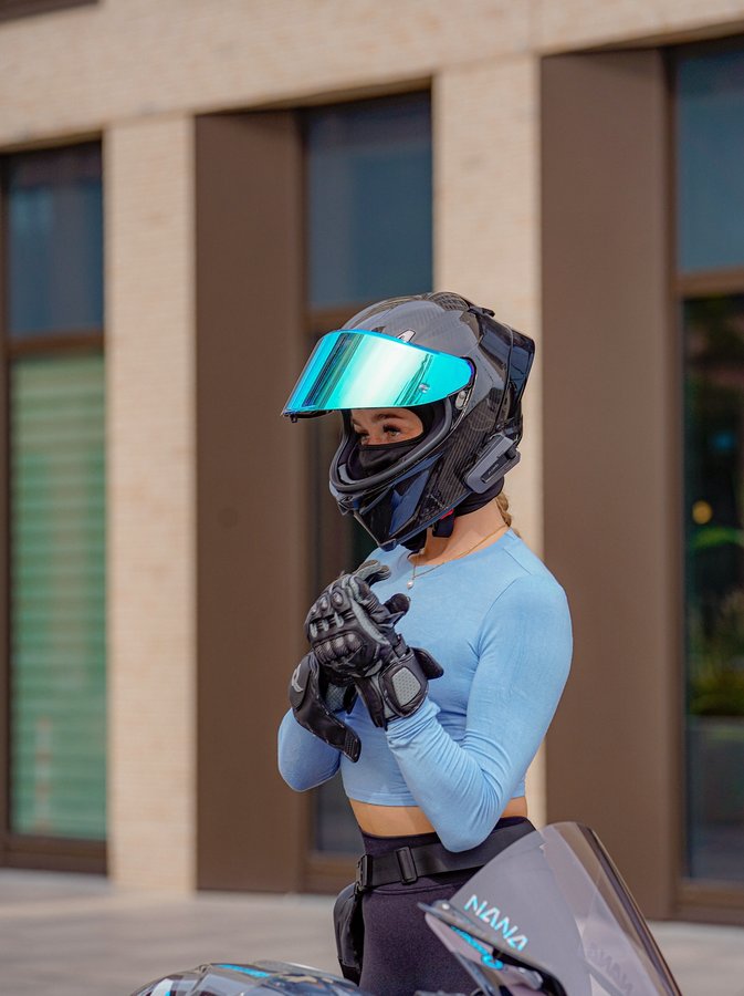 Instagram post by @nanaxyda for RAVEN Moto. Caption reads: [...] @nanaxyda
💅: @wrap.creations 
🧤:....