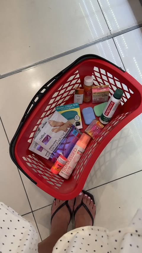 Instagram post by @anetjiskra for ROSSMANN Česká republika. Caption reads: Bez čeho se v létě neobejdu? Pár mých tipů z....