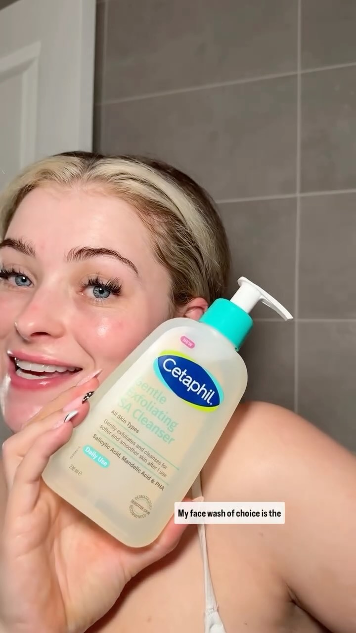 Instagram post by @byeleanorwood for Moschino. Caption reads: [...] 
Hawaiian Tropic shimmer scent 
@Moschino....