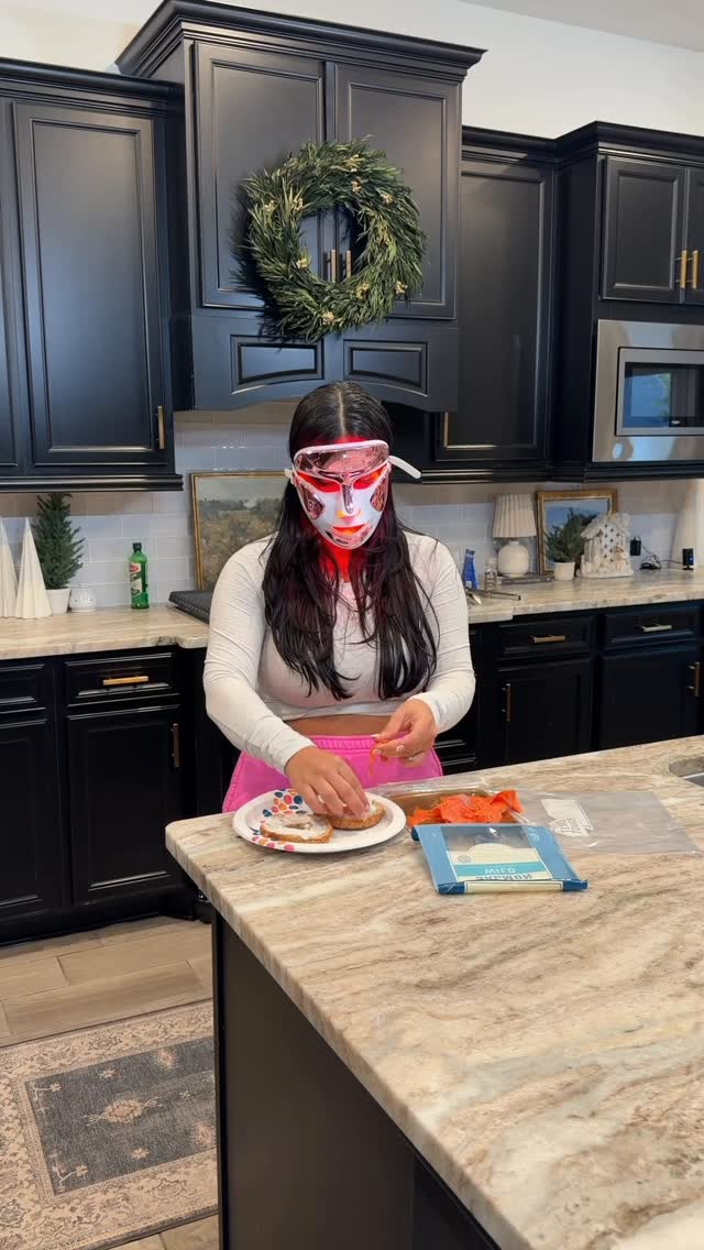 Instagram post by @lincolnsmamaaa for Elvie. Caption reads: I’m on all the waitlisted classes this week-....