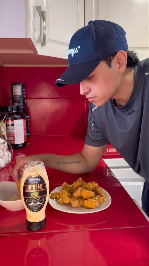 Instagram post by @charlesmtztz for Hellmann's. Caption reads: No volveré a comer nuggets sin Hellmann's Supreme....