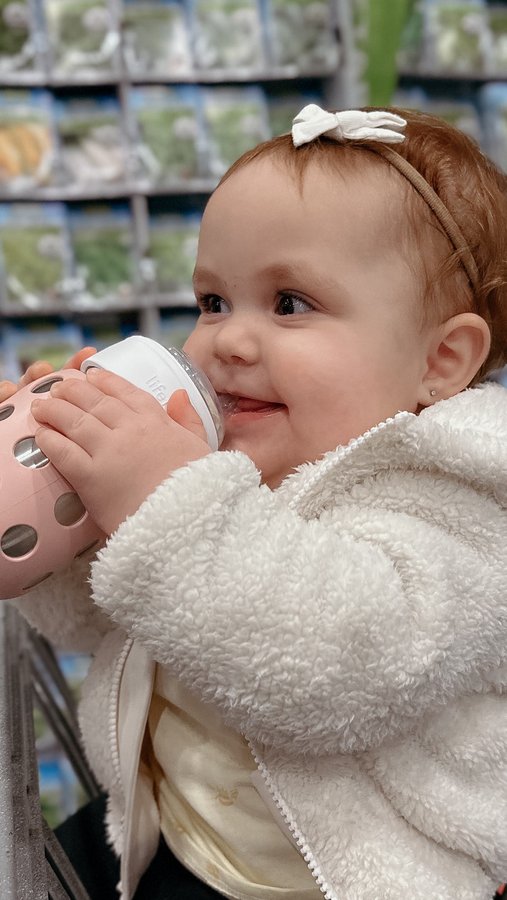 Instagram post by @ashleighbarger_ for Lifefactory. Caption reads: [...] ones hydrated is a must! 🙌🏻 

@lifefactory....