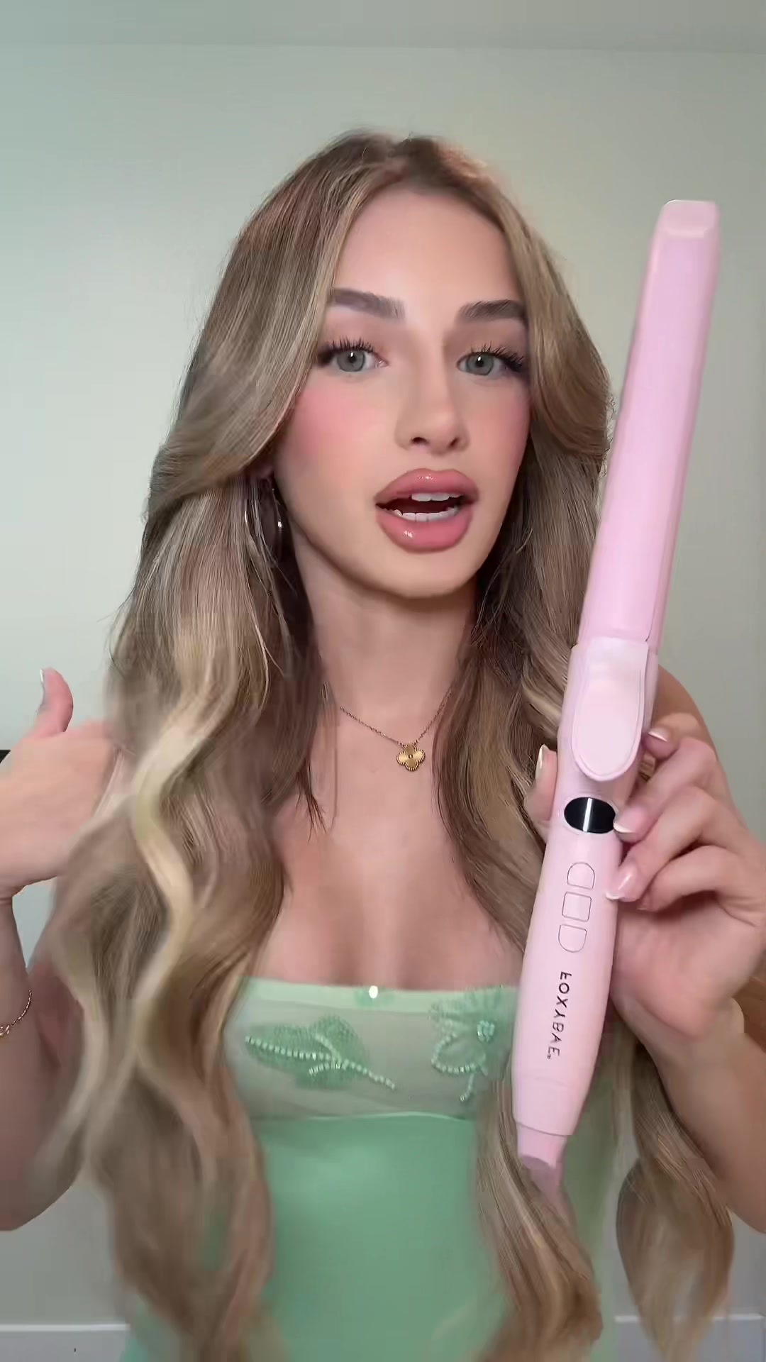 TikTok post by @lindceybeautyy for FoxyBae Hair. Caption reads: [...] that works for long hair🤭 it’s @FoxyBae....