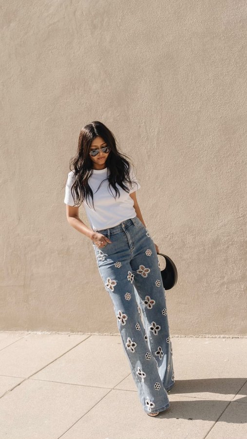 Instagram post by @walkinwonderland for The Noli Shop. Caption reads: [...] jeans are back and The Kaia from the....