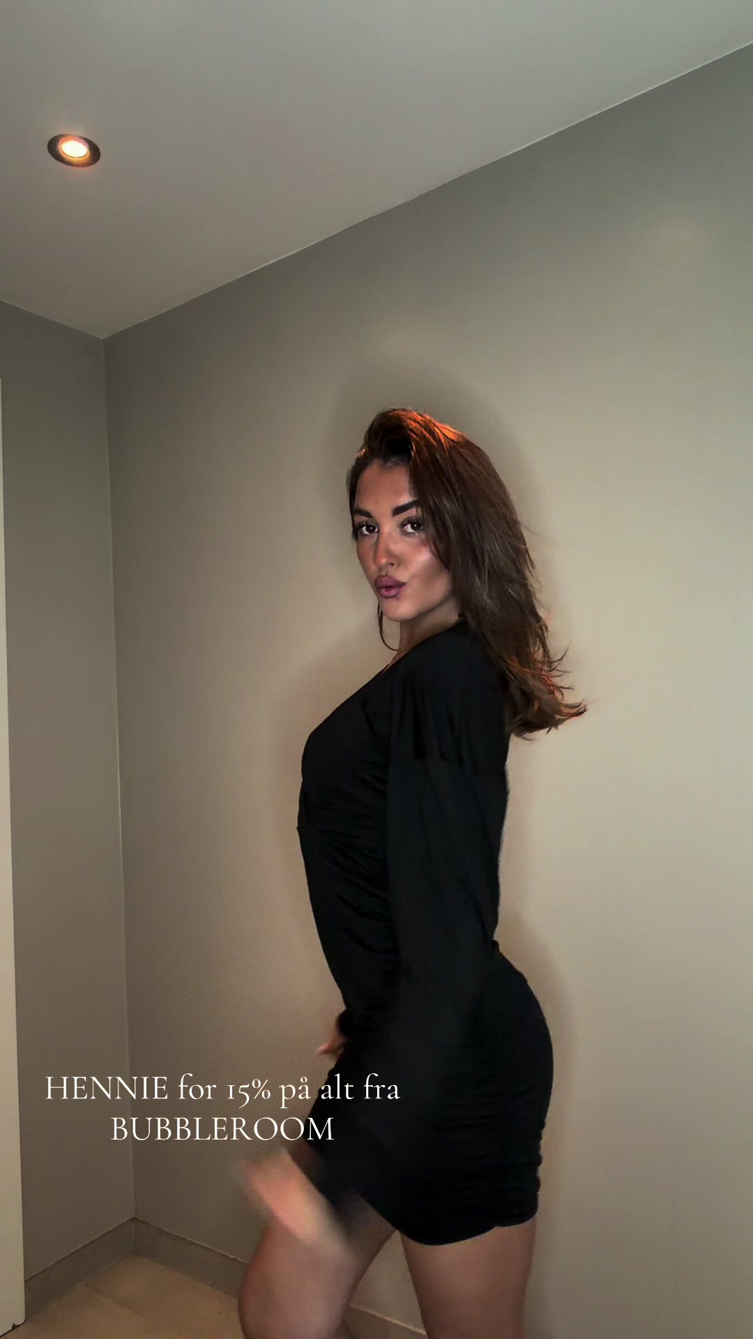 TikTok post by @henniebelina for Bubbleroom. Caption reads: Annonse @bubbleroom🖤Koden «Hennie» gir 15% på alt....