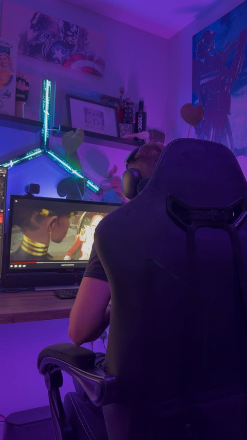 Instagram post by @ldaxix for DOWINX. Caption reads: [...] now I’ve got the comfiest chair from....