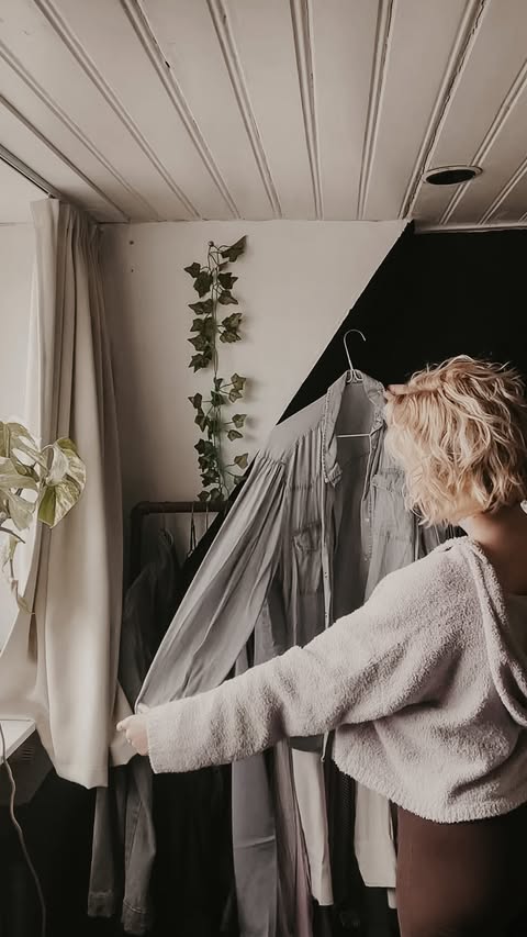 Instagram post by @em_its_em for Sellpy. Caption reads: [...] out 🧥🤍 Selling everything online with....